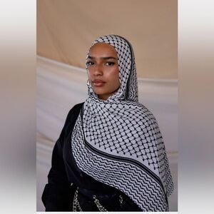 Vela Black Kuffiyeh Print - Standard